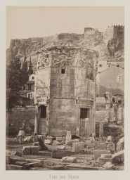 Athènes. Vue de l’Horologion d’Andronicos dans le quartier de
Plaka © Musée Guimet, Paris, Distr. Rmn / Image Guimet Athènes. Vue de l’Horologion d’Andronicos dans le quartier de
Plaka © Musée Guimet, Paris, Distr. Rmn / Image Guimet