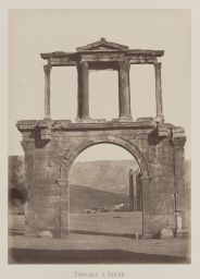 Athènes. Vue de la porte d’Hadrien dans le quartier de
l’Ilissos © Musée Guimet, Paris, Distr. Rmn / Image Guimet Athènes. Vue de la porte d’Hadrien dans le quartier de
l’Ilissos © Musée Guimet, Paris, Distr. Rmn / Image Guimet